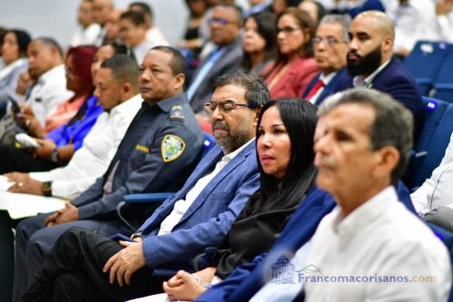Foro aborda el futuro de la provincia Duarte_00026