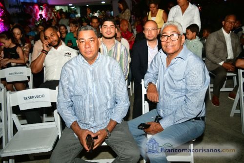 Franklin Romero enciende las luces navideñas de la Oficina de Gestión Senatorial Duarte_00001