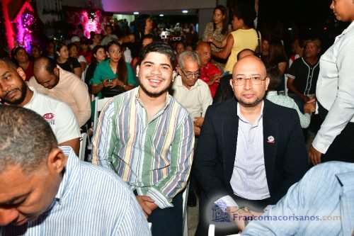 Franklin Romero enciende las luces navideñas de la Oficina de Gestión Senatorial Duarte_00002