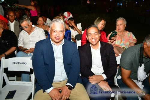 Franklin Romero enciende las luces navideñas de la Oficina de Gestión Senatorial Duarte_00003