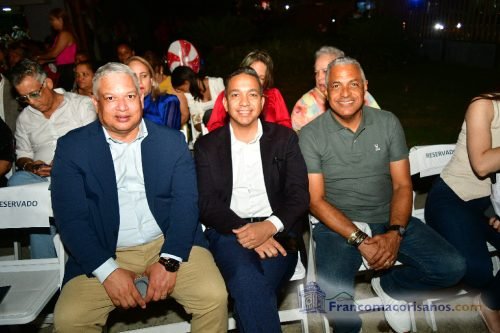 Franklin Romero enciende las luces navideñas de la Oficina de Gestión Senatorial Duarte_00004