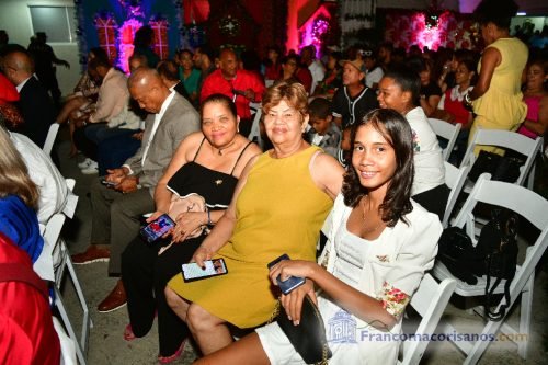 Franklin Romero enciende las luces navideñas de la Oficina de Gestión Senatorial Duarte_00009