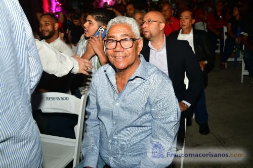 Franklin Romero enciende las luces navideñas de la Oficina de Gestión Senatorial Duarte_00010