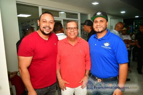 Franklin Romero enciende las luces navideñas de la Oficina de Gestión Senatorial Duarte_00012