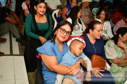 Franklin Romero enciende las luces navideñas de la Oficina de Gestión Senatorial Duarte_00013
