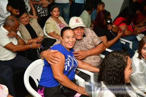 Franklin Romero enciende las luces navideñas de la Oficina de Gestión Senatorial Duarte_00016