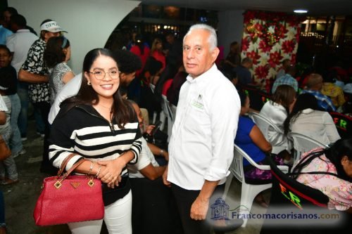 Franklin Romero enciende las luces navideñas de la Oficina de Gestión Senatorial Duarte_00017