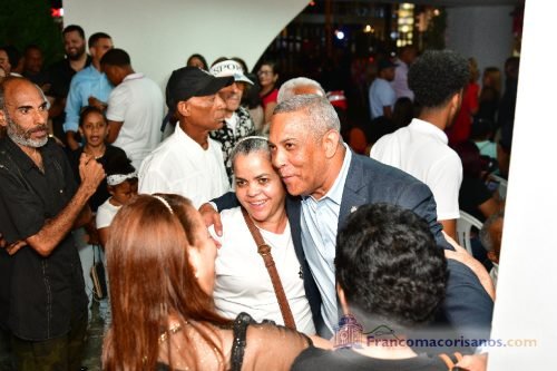 Franklin Romero enciende las luces navideñas de la Oficina de Gestión Senatorial Duarte_00020