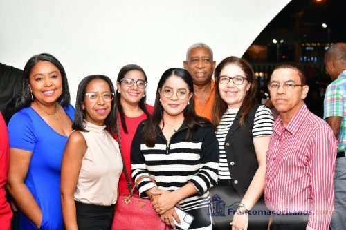 Franklin Romero enciende las luces navideñas de la Oficina de Gestión Senatorial Duarte_00024