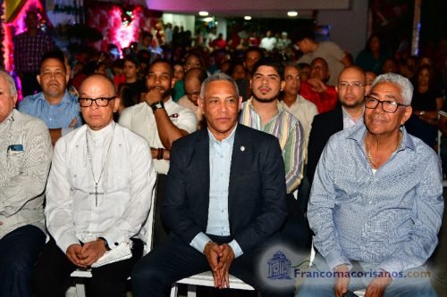 Franklin Romero enciende las luces navideñas de la Oficina de Gestión Senatorial Duarte_00026