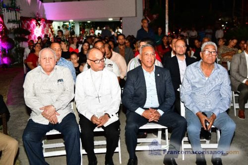 Franklin Romero enciende las luces navideñas de la Oficina de Gestión Senatorial Duarte_00027