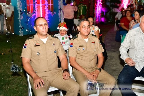 Franklin Romero enciende las luces navideñas de la Oficina de Gestión Senatorial Duarte_00028
