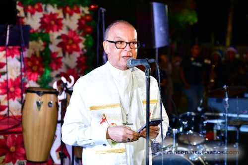 Franklin Romero enciende las luces navideñas de la Oficina de Gestión Senatorial Duarte_00030