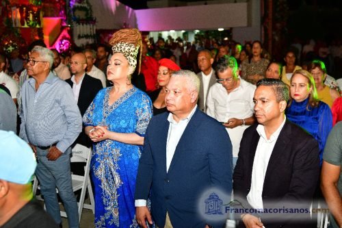 Franklin Romero enciende las luces navideñas de la Oficina de Gestión Senatorial Duarte_00031