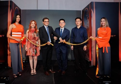 2-7029- Sebastián Proux, Dong Zhou, Ashley Portes y Wu Fan realizan corte de cinta