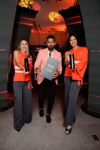 3- 6588- Jhoel López junto a modelos