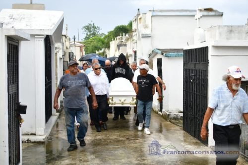 Artistas francomacorisanos rinden emotivo homenaje en el último adios al maestro Henry Hierro_00002