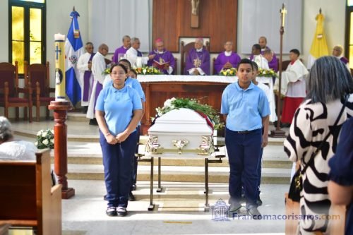 Artistas francomacorisanos rinden emotivo homenaje en el último adios al maestro Henry Hierro_00003