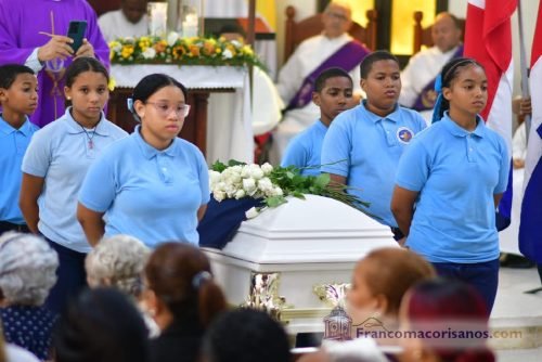 Artistas francomacorisanos rinden emotivo homenaje en el último adios al maestro Henry Hierro_00004