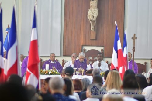Artistas francomacorisanos rinden emotivo homenaje en el último adios al maestro Henry Hierro_00007