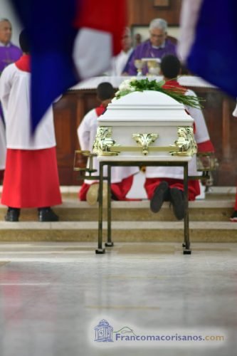 Artistas francomacorisanos rinden emotivo homenaje en el último adios al maestro Henry Hierro_00016