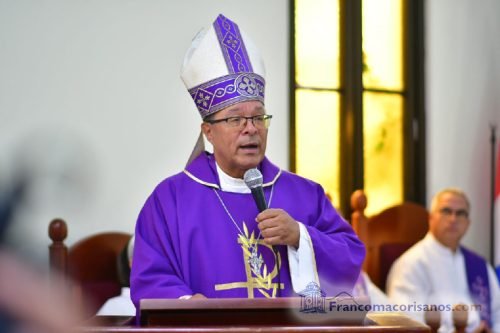 Artistas francomacorisanos rinden emotivo homenaje en el último adios al maestro Henry Hierro_00018