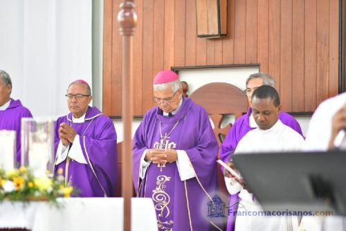 Artistas francomacorisanos rinden emotivo homenaje en el último adios al maestro Henry Hierro_00024