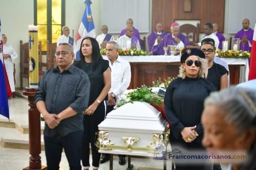 Artistas francomacorisanos rinden emotivo homenaje en el último adios al maestro Henry Hierro_00025