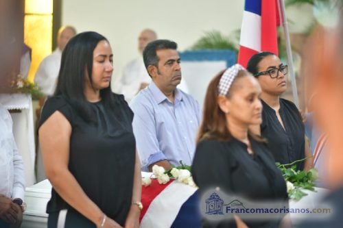 Artistas francomacorisanos rinden emotivo homenaje en el último adios al maestro Henry Hierro_00028