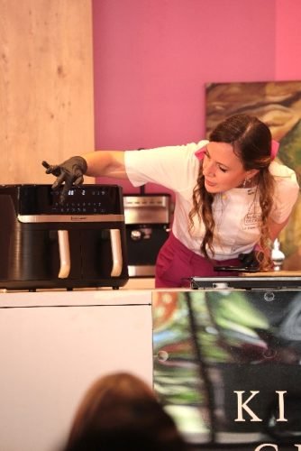 La Chef Annerick Simó durante el Cooking Show Black  Decker